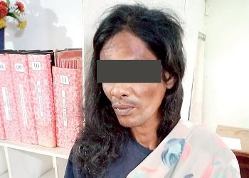 අත්අඩංගුවට ගත් සොරකමේ ගිය කාන්තාව පොලිසියේදී පිරිමියෙක් වෙයි.
