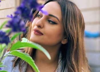 ලන්ඩනයේ පාර පුරා ඡායාරූප ගත් බොලිවුඩයේ තරුණ රංගන ශිල්පිනිය