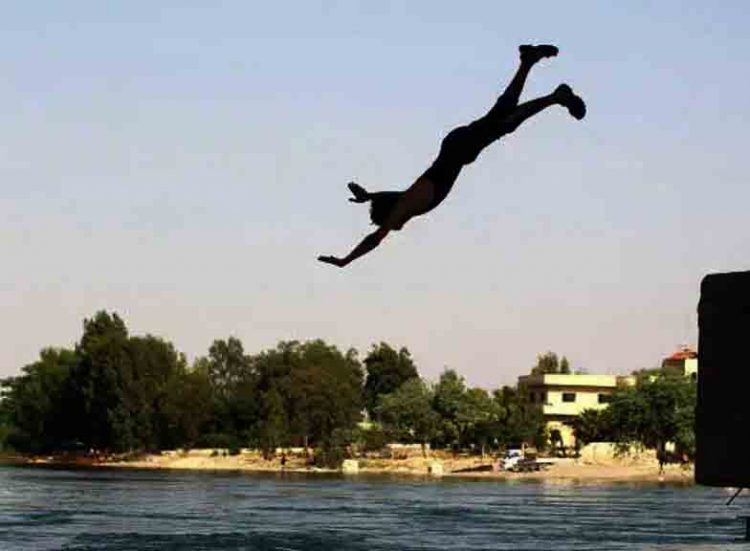 පෙම්වතා නිල්වලා ගඟට බිලි වූ ශෝකයට එම ගඟට ම පැන පෙම්වතිය සියදිවි නසාගනී.