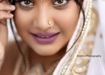 වෙනස්ම පෙනුමකින් සැරසුණු  සුදු චුටි