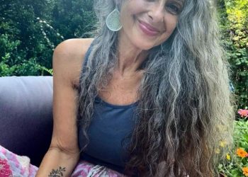 මහළු වුවද ඇය විලාසිතා කරන විදිහ හරි ආකර්ශනියයි