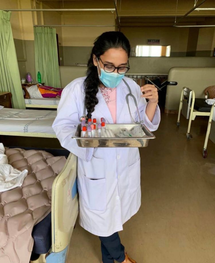 බසයක් තුළ හදිසි අනතුරකට ලක් වූ ගැබිණි මවත් කුස තුළ දරුවාත් බේරාගත් වෛද්ය සිසුවියගේ අත්දැකීම