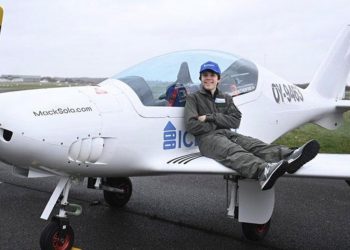 තනිව ලොව වටා ගිය ලාබාලතම ගුවන් නියමුවා