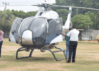 රවී හදිසියේම පෞද්ගලික හෙලිකොප්ටරයකින් මන්නාරමට