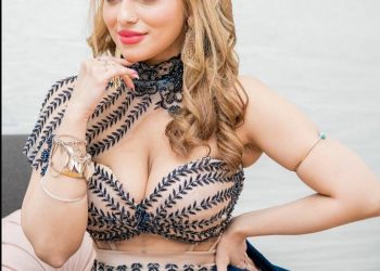 කවුරුත් දන්නා සුරූපිනිය ඕස්ට්‍රේලියාවේ ගිහින් කරපු ඇඳුම් විලාසිතාව