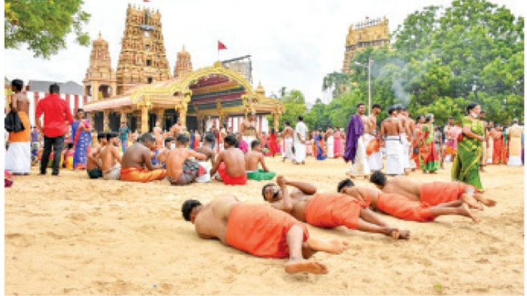 නල්ලූර් කෝවිලේ වාර්ෂික මංගල්යය වෙනුවෙන් වැලිවලින් අපූරු නිර්මාණ කරන යාපනයේ ජනතාව