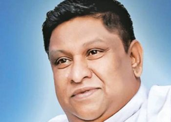 හෙල්මටයකින් ගුටි කෑ බව කියන ‘ඇමති’ කියන කතාව මෙන්න