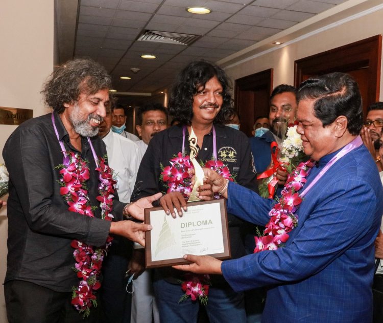 සරත් සහ කුමාරගේ සම්මාන ඇමති ගෙනවිත් දෙයි