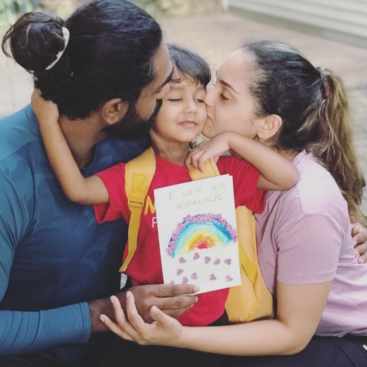 අකිල වැඩියෙන්ම සතුටු වුණු උපන්දින තෑග්ග