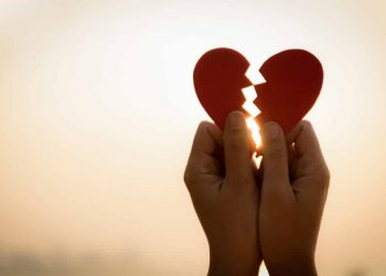 හැරගිය ප්‍රේමය ඉල්ලා පැය 21ක් වැස්සේ දණගසා සිටි චීන පෙම්වතා