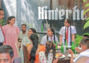 පියා නොමැතිව පැමිණි ‘දුෂ්කර ගමන පිළිබඳව සිහිපත් වූ’ විදේශ රැකියා ඇමති(PHOTOS)