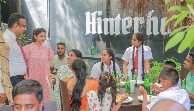 පියා නොමැතිව පැමිණි ‘දුෂ්කර ගමන පිළිබඳව සිහිපත් වූ’ විදේශ රැකියා ඇමති(PHOTOS)