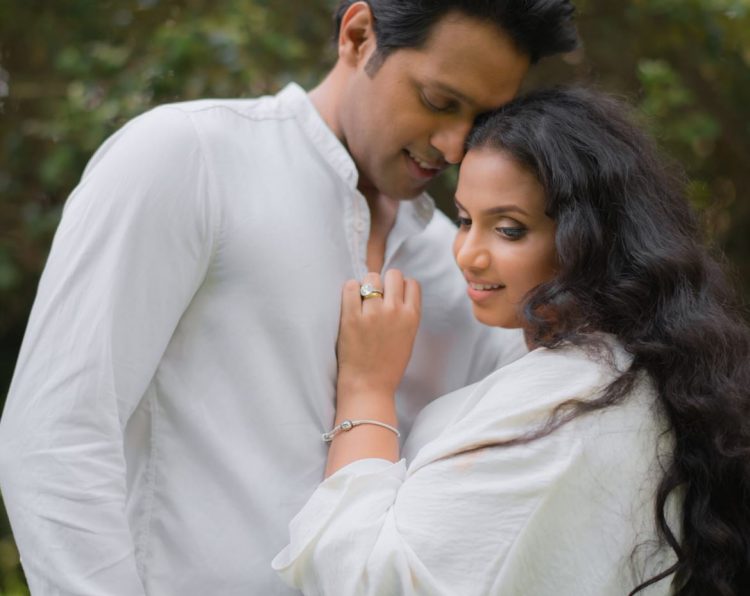 “ඔයා තමයි මාගේ සිහිනේ හැමදාමත් පෙම් කුමාරිය…”