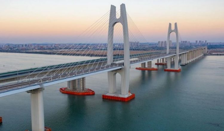 ප්රථම වරට සිය රටේ දිය මත අධිවේගී දුම්රිය ඇරඹූ චීනය