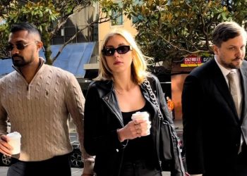 ශ්‍රී ලාංකික තරුණියන්ගේ බලාපොරොත්තු සුන් කරමින් ධනුෂ්ක දිවයිනට පැමිණියේ ඔසී පෙම්වතිය සමගද?