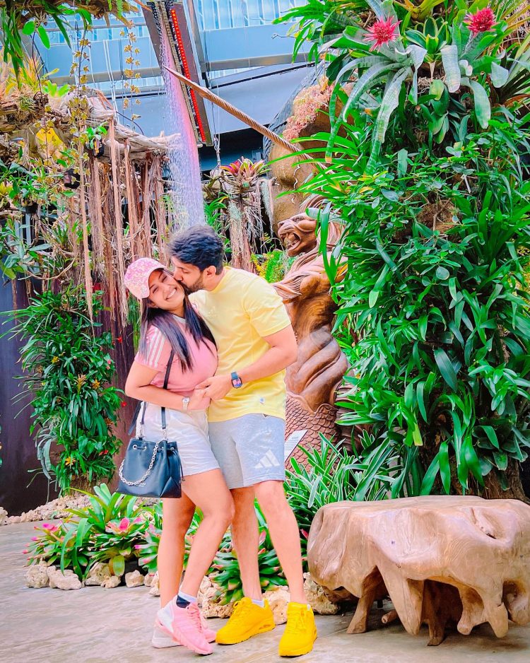 “ලස්සනම කොටස්වල ආරම්භය විතරයි.. යා යුතු දුර බොහොමයි ඒත් හිතේ භයක් නෑ ඒ මැනික ඔයා නිසා”