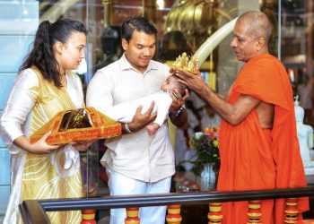 පුංචි පුතත් අරගෙන ආශිර්වාද ගන්න ගිය නාමල්……..