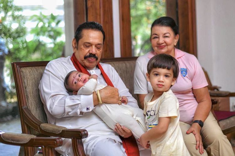 මහින්ද සීයාට මුණුපුරන්ගෙන් ආ සුබ පැතුම