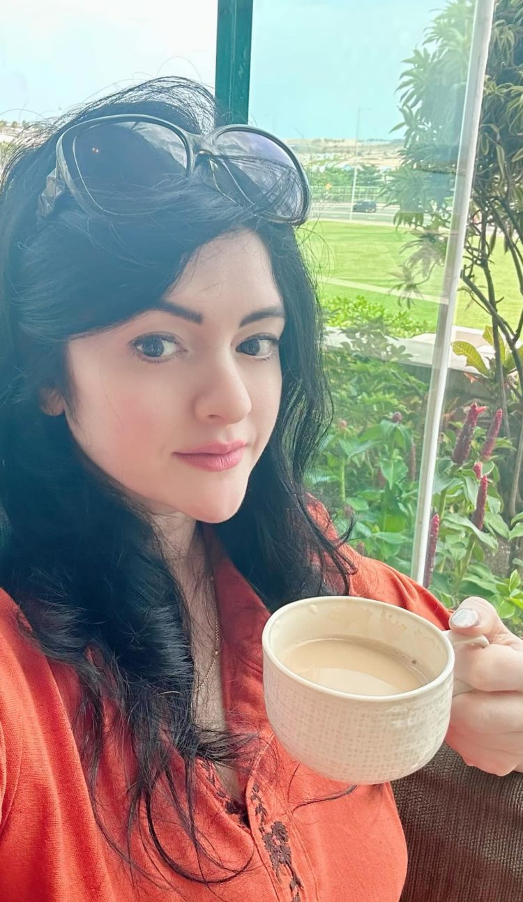 තනියම කෝපි කෝප්පයක රස බලන ඕෂධී