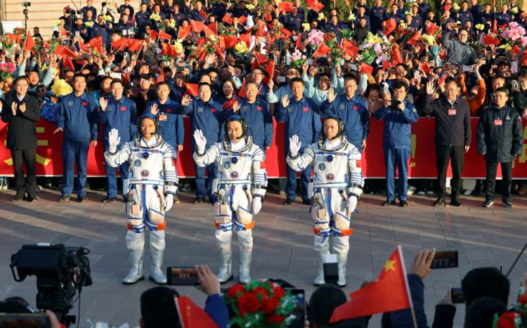 චීනයේ ලාබාලතම ගගනගාමීන් තිදෙනා අභ්යවකාශයට