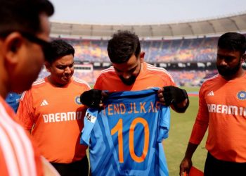 තෑගි අරන් කෝලිව බලන්න ආ අමුත්තා