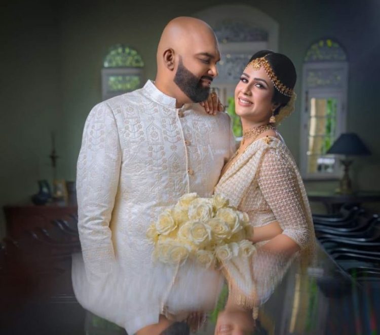 විවාහ සංවත්සරය වෙනුවෙන් මහේෂි හස්බන්ඩ් එක්ක ෆොටෝ ගහලා