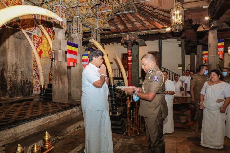 දළදා සමිඳුන් වැඳ පුදා ගත් වැඩබලන පොලිස්පති දේශබන්දු තෙන්නකෝන්