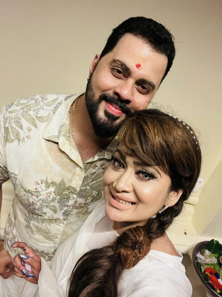 මහත්තයාත් එක්ක කතරගම වන්දනාවේ ගිය අනුෂා