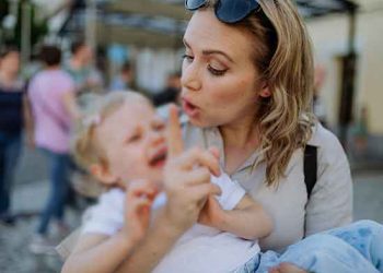 දරුවා හැඬූ නිසා පවුලක් ආපන ශාලාවෙන් දොට්ට