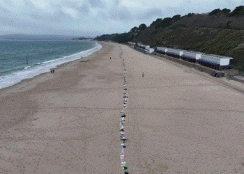 ළමා ඇඳුම් වෙරළ තීරයේ තබා ගාසා තීරයේ පළ කළ යුද විරෝධතාව