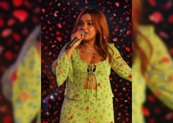 මල් ඔන්චිල්ලා ගයද්දි හනාට මල් වැස්සක්!