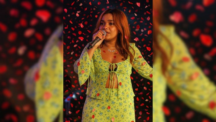 මල් ඔන්චිල්ලා ගයද්දි හනාට මල් වැස්සක්!