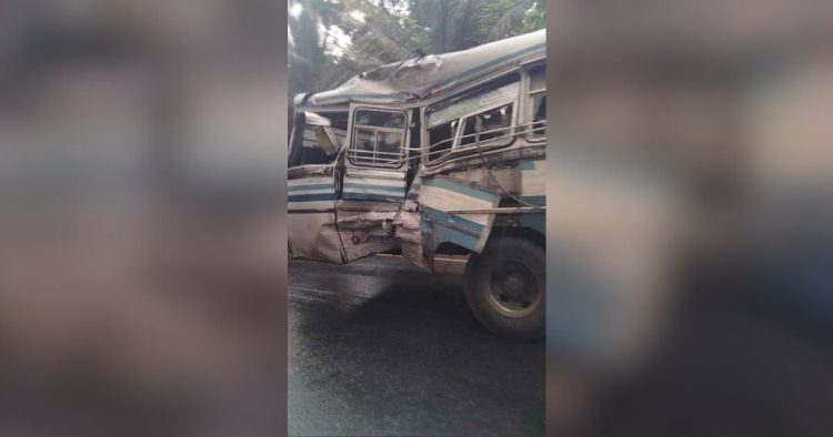 ගලිගමුවෙන් දරුණු බස් අනතුරක්: මගීන් 27ක් රෝහල් ගත කරයි!
