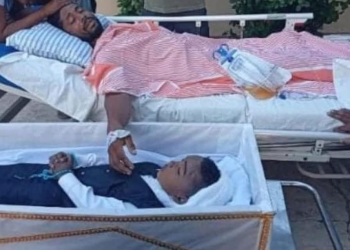 මන්නාරමේ හද කම්පා කළ අනතුර: රෝහල් ඇඳේ සිට පුතුට අවසන් ගෞරව දැක්වූ පියා!