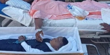 මන්නාරමේ හද කම්පා කළ අනතුර: රෝහල් ඇඳේ සිට පුතුට අවසන් ගෞරව දැක්වූ පියා!
