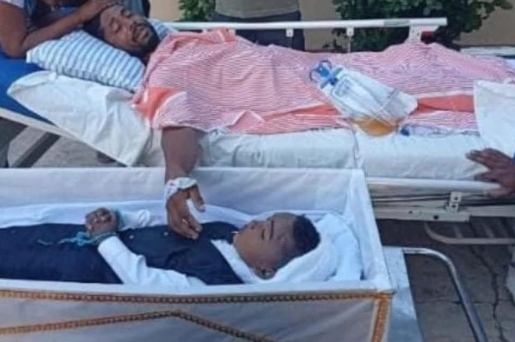 මන්නාරමේ හද කම්පා කළ අනතුර: රෝහල් ඇඳේ සිට පුතුට අවසන් ගෞරව දැක්වූ පියා!