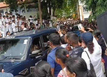 ගම්පහ බණ්ඩාරනායක විද්‍යාලය ඉදිරිපිට දැඩි උණුසුමක්: විදුහල්පතිට එරෙහිව දැවැන්ත විරෝධතාවක්!