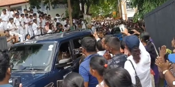 ගම්පහ බණ්ඩාරනායක විද්‍යාලය ඉදිරිපිට දැඩි උණුසුමක්: විදුහල්පතිට එරෙහිව දැවැන්ත විරෝධතාවක්!