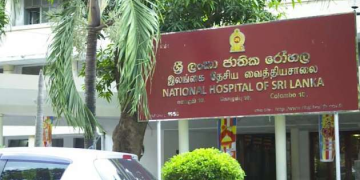 කොළඹ ජාතික රෝහලේ නියෝජ්‍ය අධ්‍යක්ෂ ජනරාල් කාර්යාලයේ උණුසුම් තත්ත්වයක්: වෛද්‍යවරියක් රෝහල් ගත කරයි!