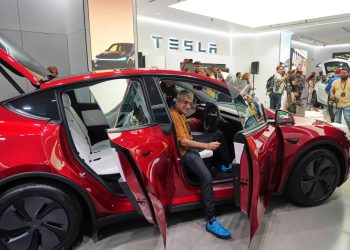 ඉන්දියාවේ දෙවන Tesla ප්‍රදර්ශනාගාරය නව දිල්ලියේදී: Model Y රථය සමගින් ඉන්දියානු වෙළඳපොළ ආක්‍රමණයට සූදානම්
