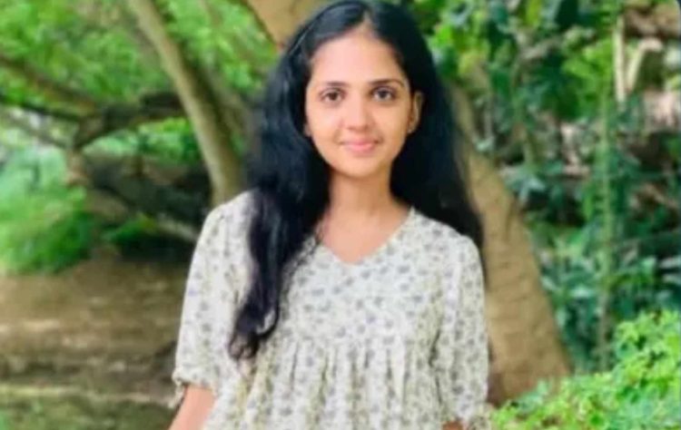 කොළඹ සරසවියේ ඉඳන් ගෙදර ආ දුව, තාත්තා එක්කම අනතුරට ලක්වෙයි! දින ගණනක් මාරයා සමග සටන් කළ නෙත්මි, අවසානයේදී ජීවිත සටනින් පරදී.