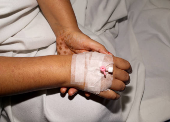 දතේ කැක්කුමකට රෝහල් ගිය 24 හැවිරිදි මව මරුට! සැමියා යුක්තිය ඉල්ලා හඬා වැටෙයි: “මගේ බිරිඳට මොකද වුණේ?”