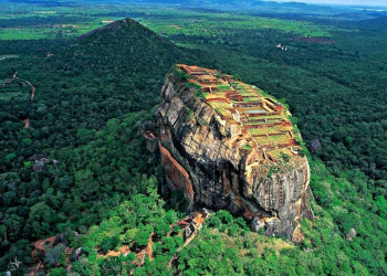 සීගිරිය කැඩපත් පවුරේ නම ලිව්ව 21 හැවිරිදි තරුණියට වෙච්ච දේ!