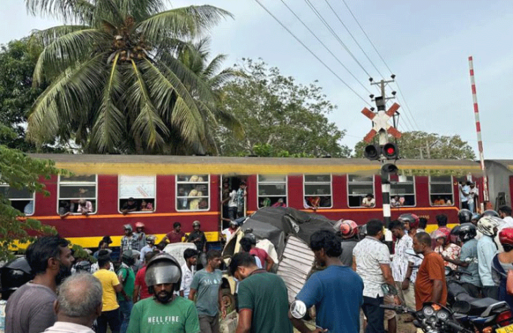 ‘යකඩ යකා’ එක්ක හැප්පිලා, එකම පවුලේ තුන්දෙනෙක් හාස්කමකින් ජීවිතේ බේරගනී! මුළු රටම කම්පා කළ අනතුරේ ඇඟ හිරිවැටෙන කතාව!