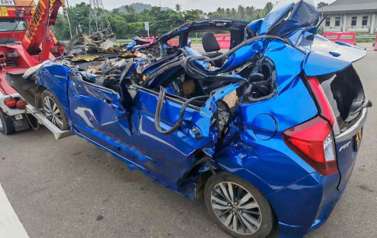 අධිවේගයේ මාරක අනතුරක්: රියදුරුට නින්ද යාමෙන් එක් අයෙකු මරුට!