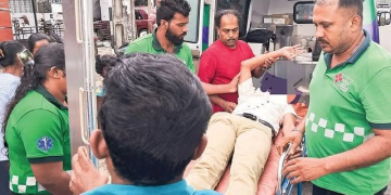 විභාගය ලියන්න ආපු සිසුවා මහපාරේ සිහිසුන්ව ඇද වැටේ: කුරිරු සොරකමකින් සිහින බිඳ වැටේ!