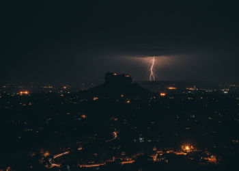 රට පුරා විදුලිය බිඳ වැටීම් 65,000ක්: අඳුරේ ගිලුණු ලංකාවට මොකද වෙන්නේ?