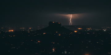 රට පුරා විදුලිය බිඳ වැටීම් 65,000ක්: අඳුරේ ගිලුණු ලංකාවට මොකද වෙන්නේ?