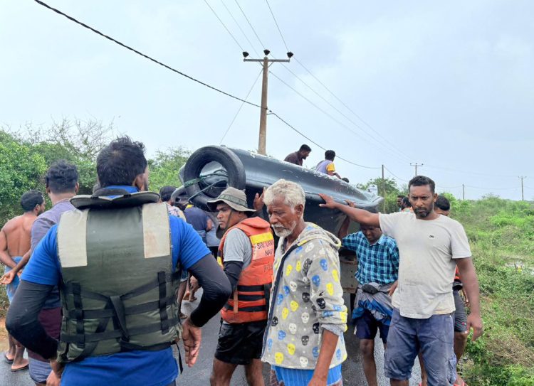 මන්නාරමේ දැවැන්ත ගංවතුරක්! නාවික හමුදාවෙන් ජීවිත 157ක් බේරාගත් හැටි!