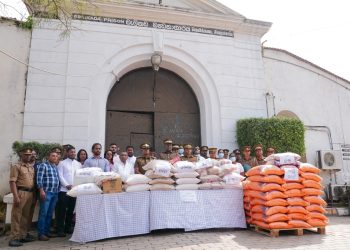 සිරගෙදරින් නැගුණ මානුෂීය හඬ: වැලිකඩ රැඳවියන්ගෙන් ගංවතුර විපතට පත් අයට අපූරු පරිත්යාගයක්!